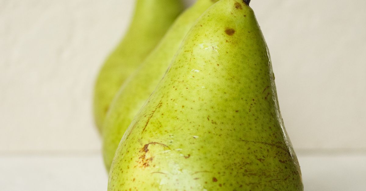 Stream Line Pears Green Pears Lined Up · Free Stock Photo