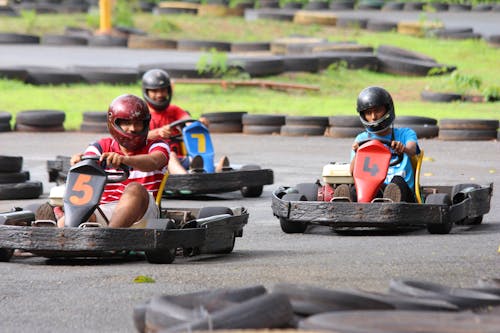 Foto d'estoc gratuïta de amics, anar a curses de kart, anar als karts