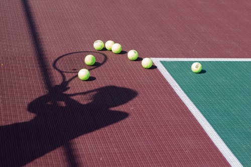 무료 간, 뿔뿔이 흩어진, 테니스 공들의 무료 스톡 사진