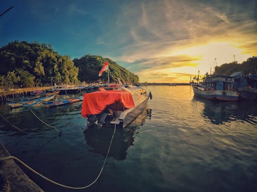 gratis Motorboot Dichtbij Dok Tijdens Zonsondergang Stockfoto