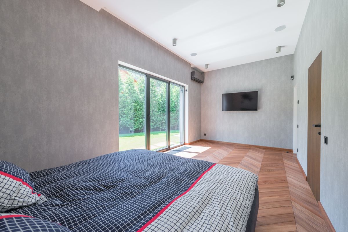 Minimalistyczny pokój z naturalnym światłem w ciągu dnia