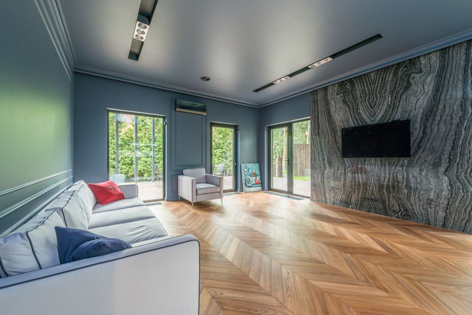 Hout en steen gecombineerd in moderne woonkamer. Hout en steen gecombineerd in moderne woonkamer.