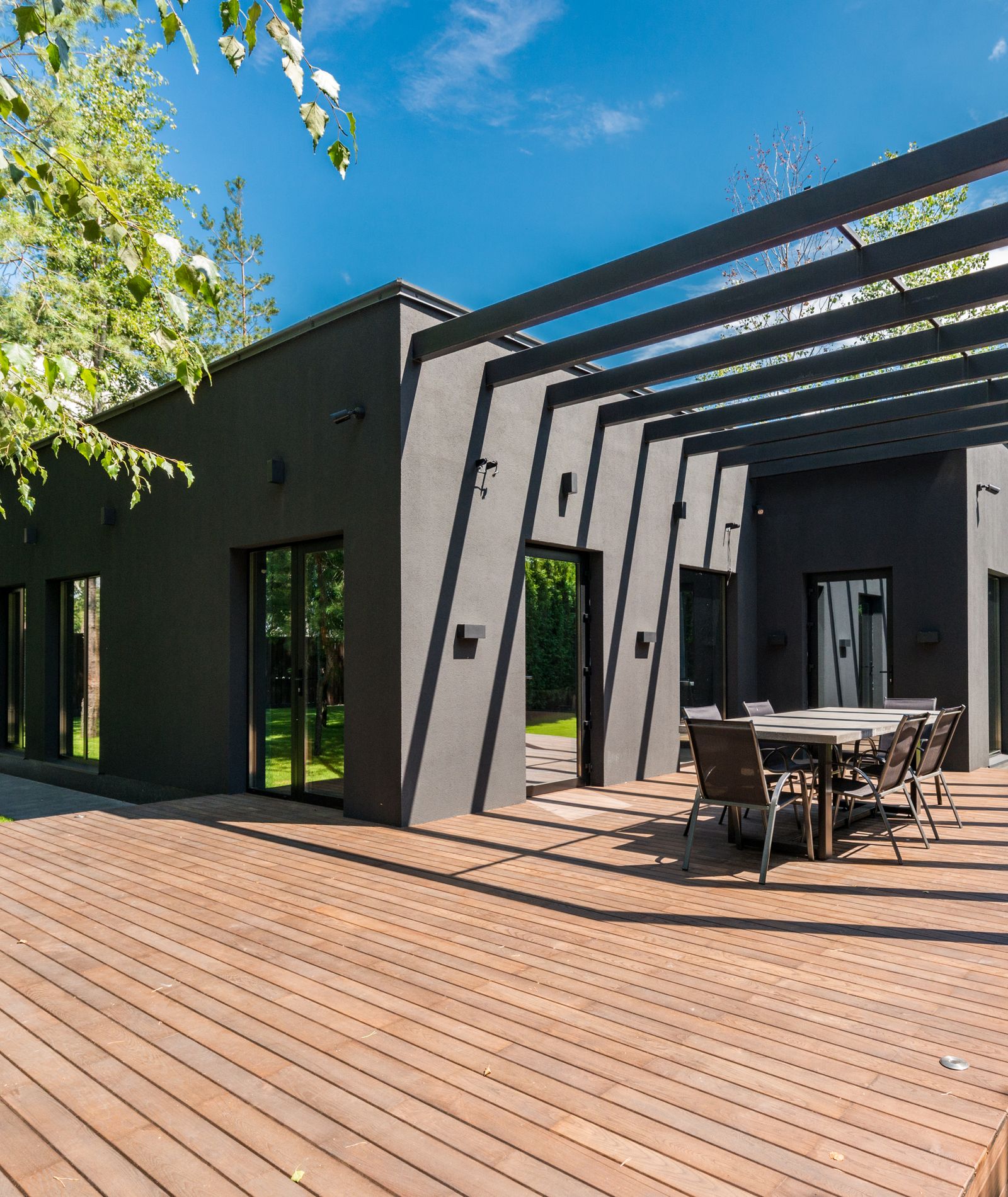 Jardin arboré et terrasse bois