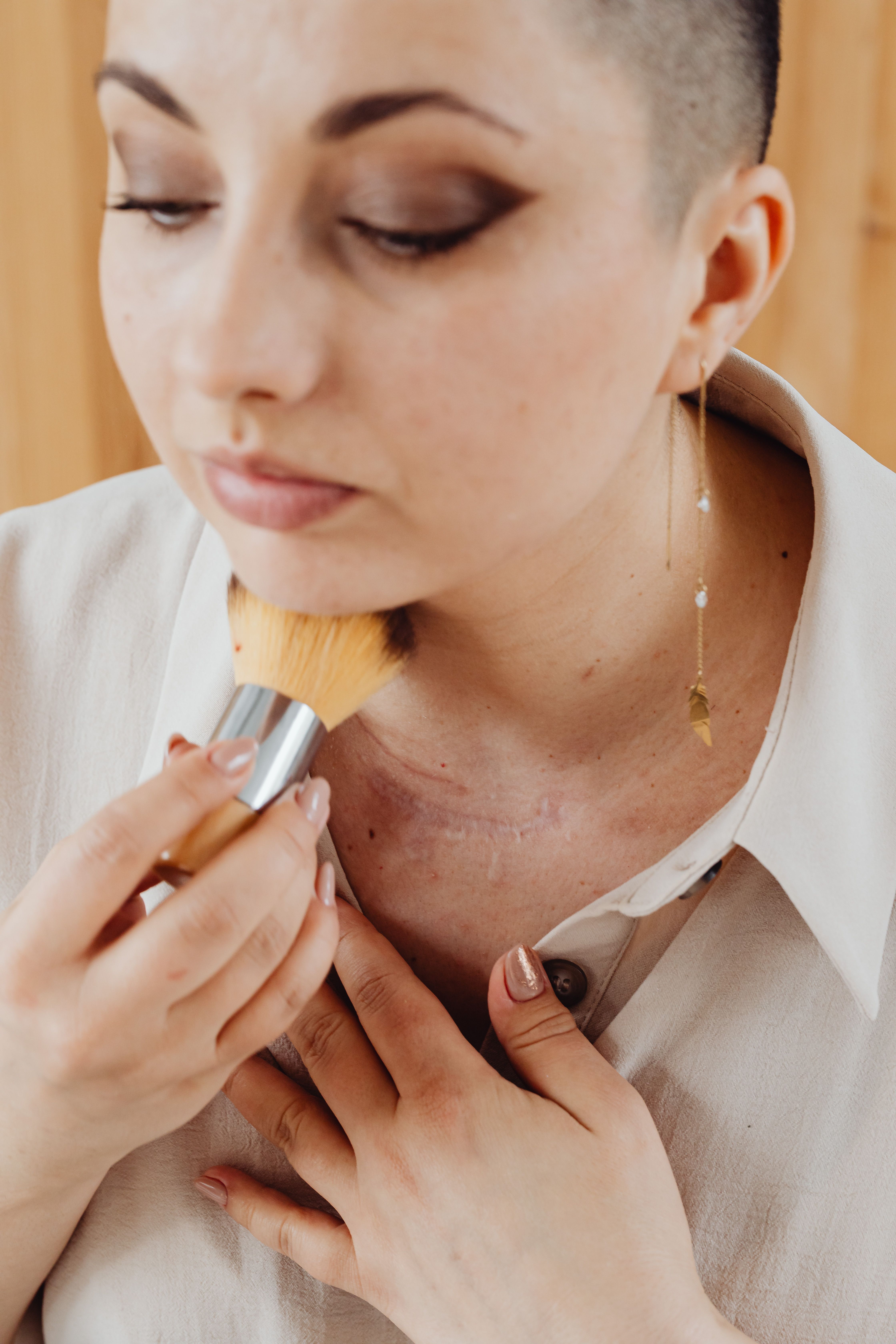 What are the scars on Elisa's neck?