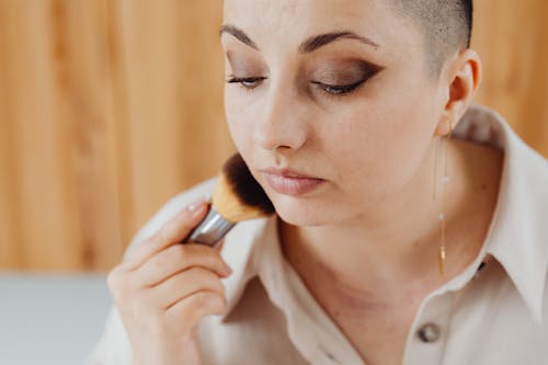 Fotos de stock gratuitas de aplicando, brocha de maquillaje, cara