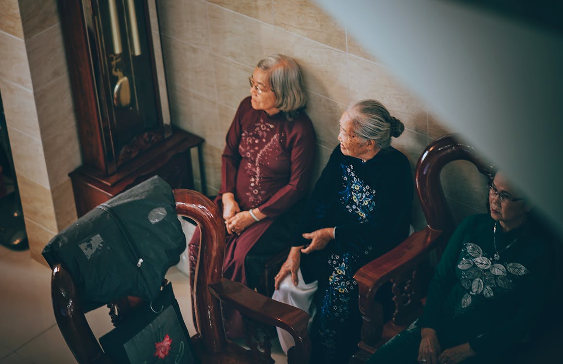 坐在椅子上的三个老女人的摄影