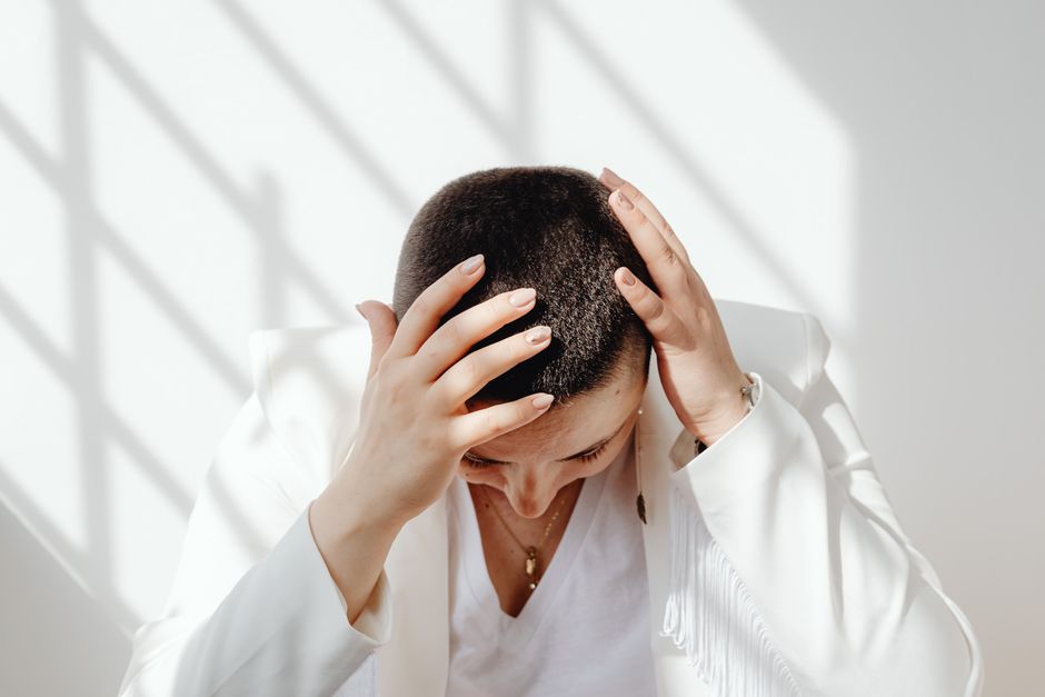 Estresse e queda de cabelo: impacto no ciclo capilar