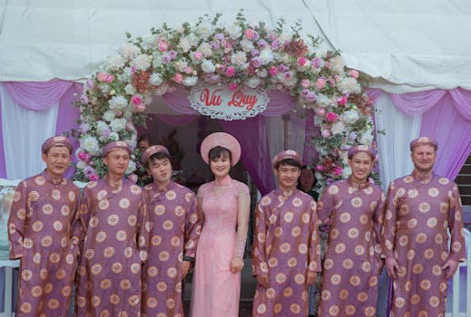 越南传统婚礼上，身着文化服装的人们在花拱下合影