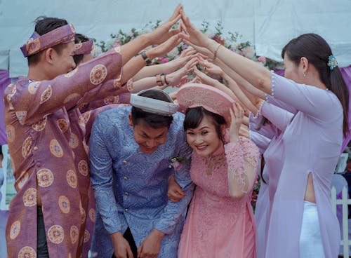 gratis Bruidspaar Neemt Een Traditionele Ceremonie Stockfoto