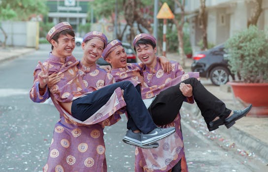 一群年轻人穿着传统服装，在户外开心地庆祝，脸上洋溢着笑容