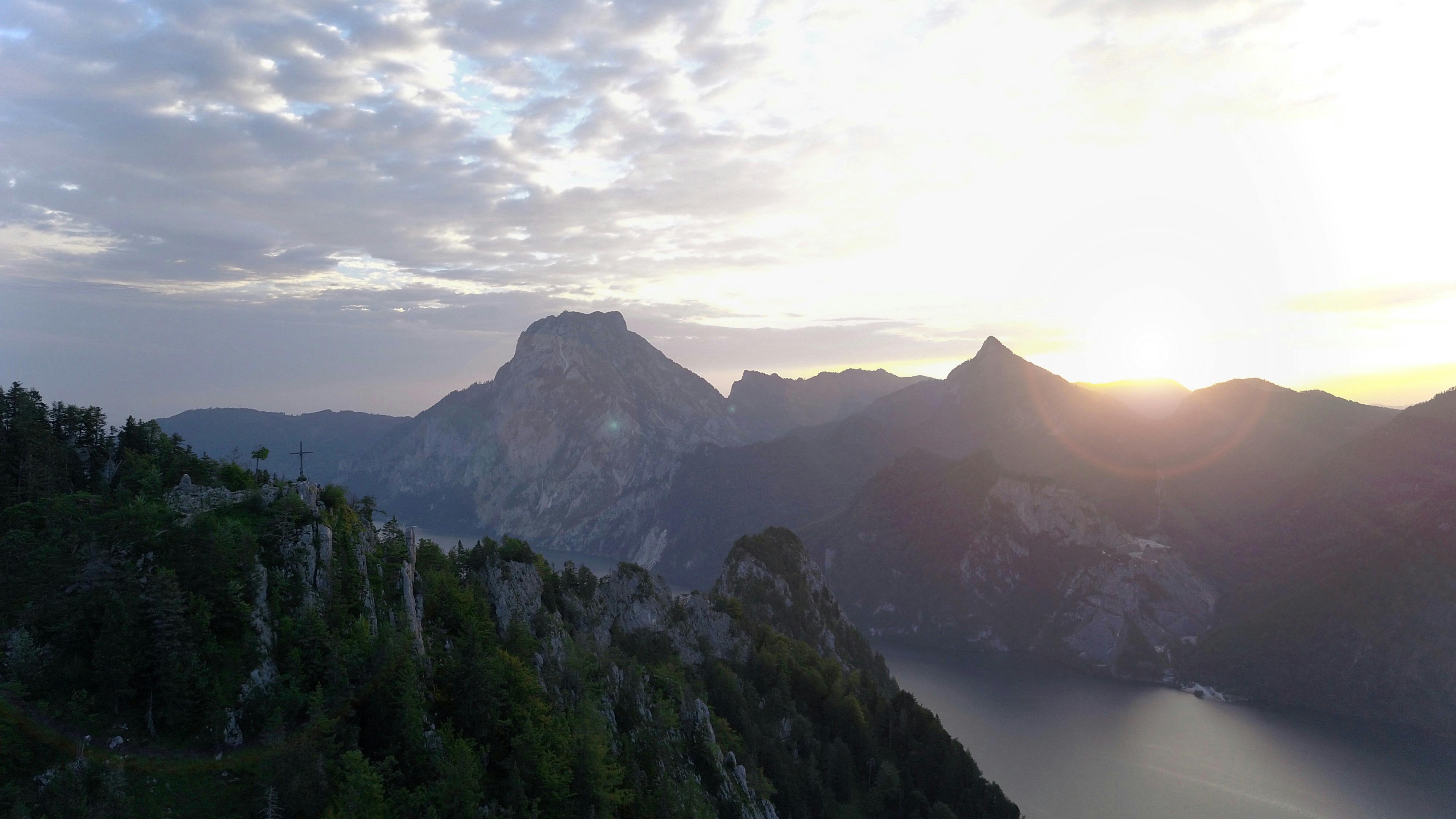 奥地利埃本斯壮丽的山脉与湖泊，在日出时分展现出令人惊叹的宁静自然景观