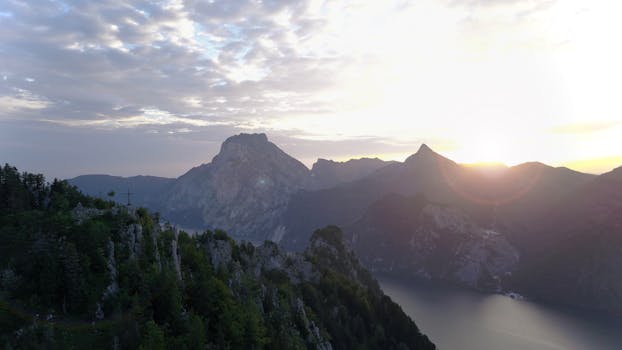 奥地利埃本斯壮丽的山脉与湖泊，在日出时分展现出令人惊叹的宁静自然景观
