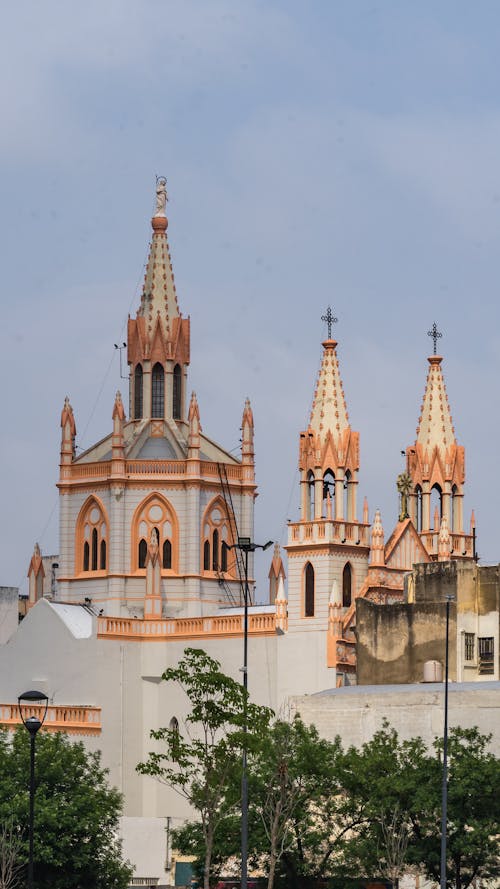 Immagine gratuita di architettura, bianco e oro, cattedrale