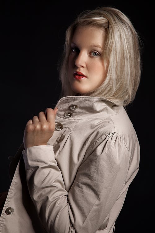 Základová fotografie zdarma na téma blond, bunda, černé pozadí