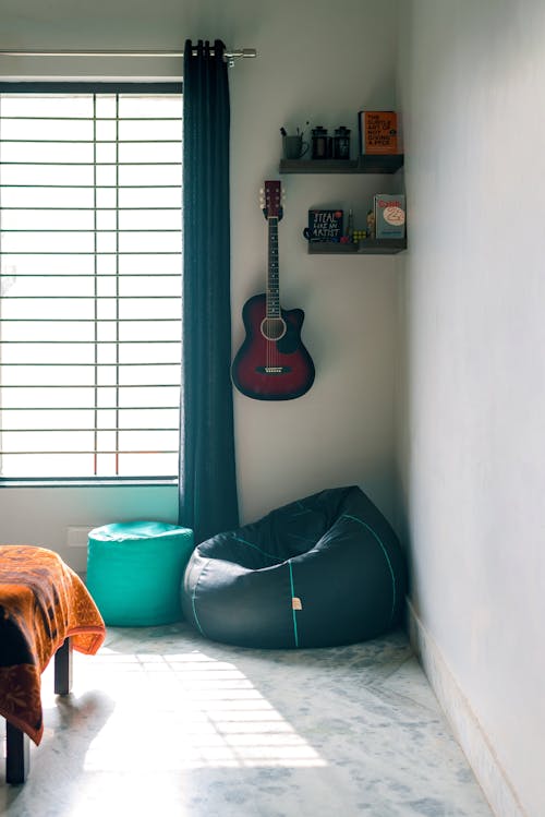 Fotos de stock gratuitas de bolsa de frijoles, brillante, estante con libros