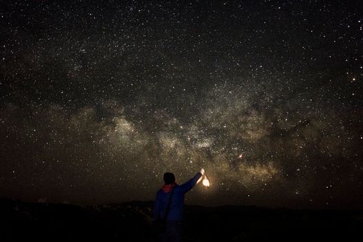 在伊朗令人叹为观止的夜空下，一名孤独的人手持一盏灯，仰望着银河。 - 相关推荐