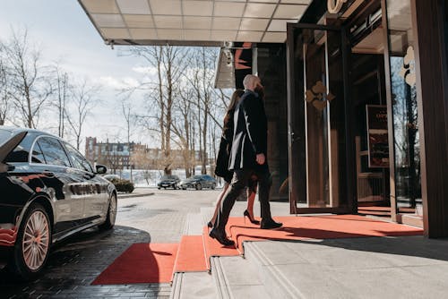 Arrivée élégante dans un hôtel de luxe