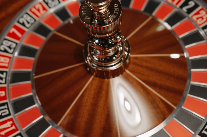 Online Casino: Spielautomaten und Live-Spiele im Überblick
