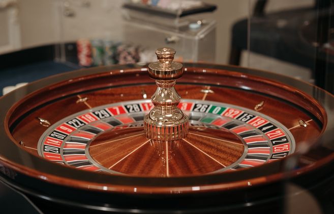 Online Spielautomaten mit verschiedenen Symbolen und Walzen