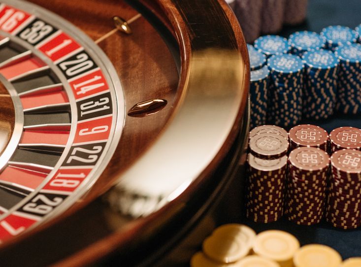 Online Casino: Spielautomaten und Live-Spiele im Überblick