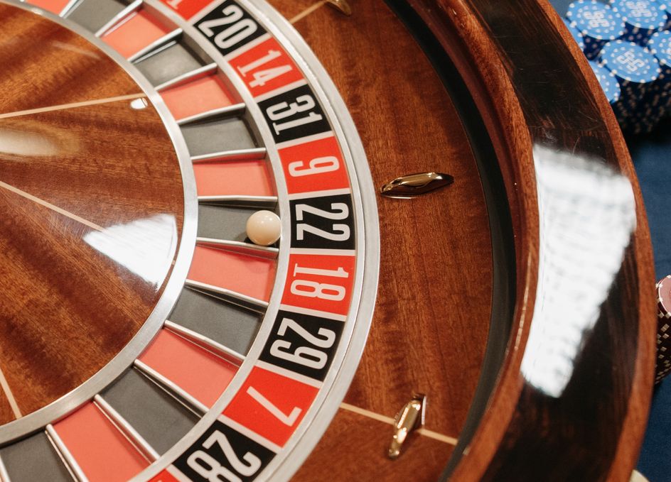 Online Spielautomaten mit bunten Symbolen und Jackpot