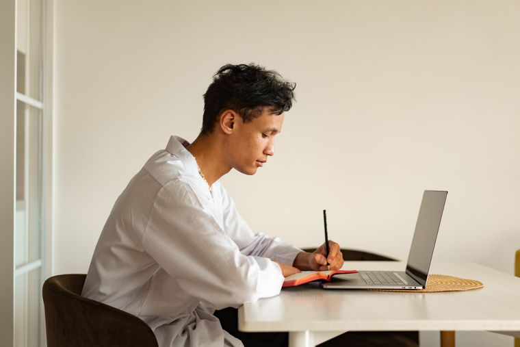 Peserta mengerjakan tes TOEFL online dari laptop di rumah