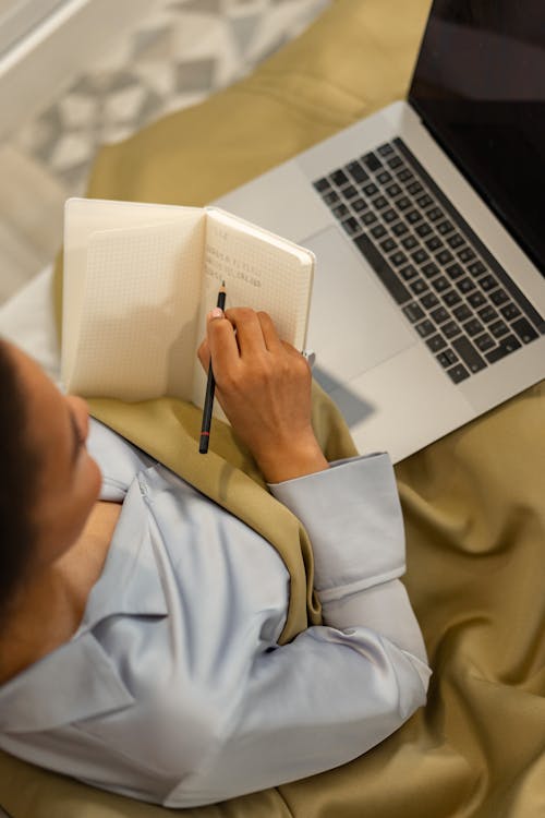 Gratis stockfoto met aan het leren, aan het studeren, balpen