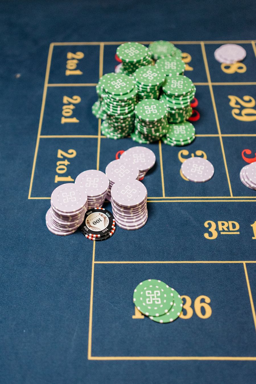 Casino Chips und Spieltisch