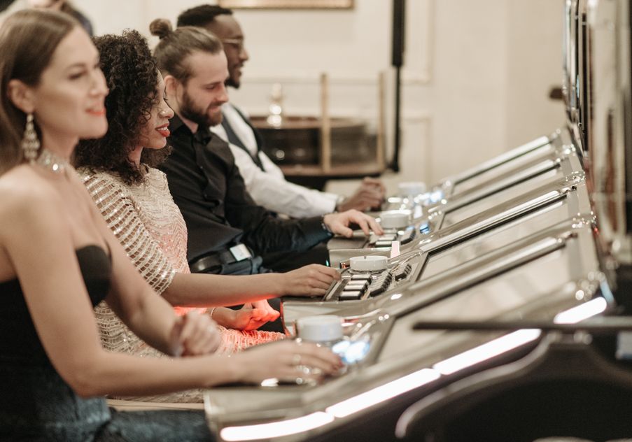 Online Casino: Spielautomaten und Live-Spiele im Überblick