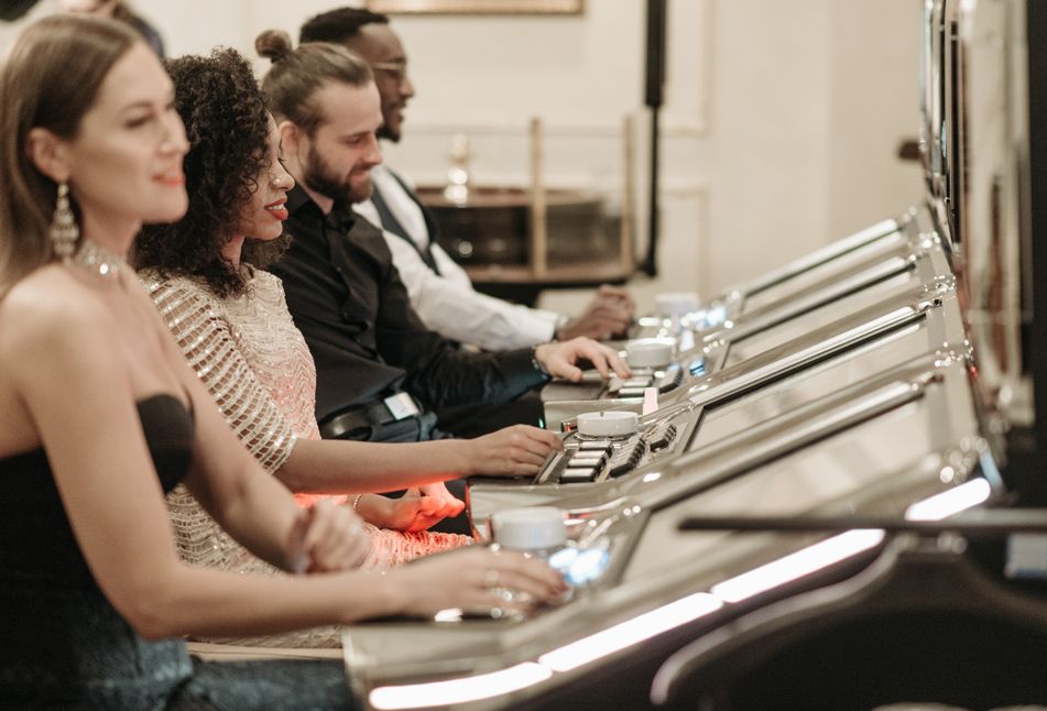 Online Casino: Spielautomaten und Live-Spiele im Überblick