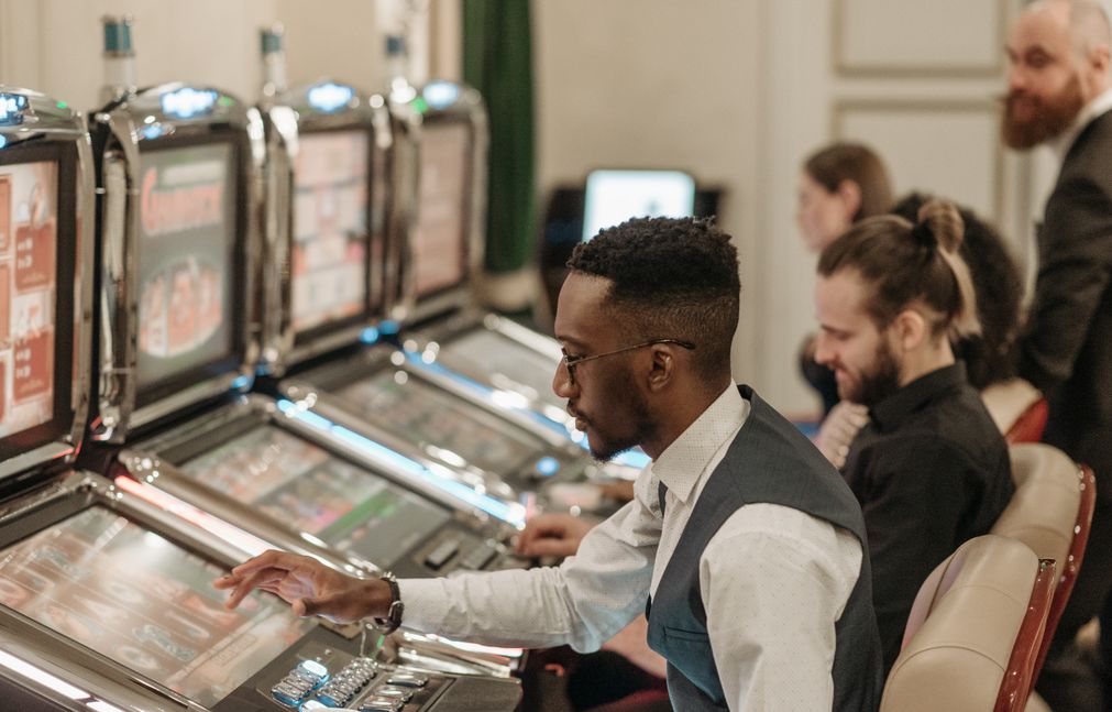Online Casino: Spielautomaten und Live-Spiele im Überblick