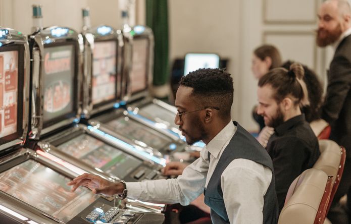 Online Casino: Spielautomaten und Live-Spiele im Überblick