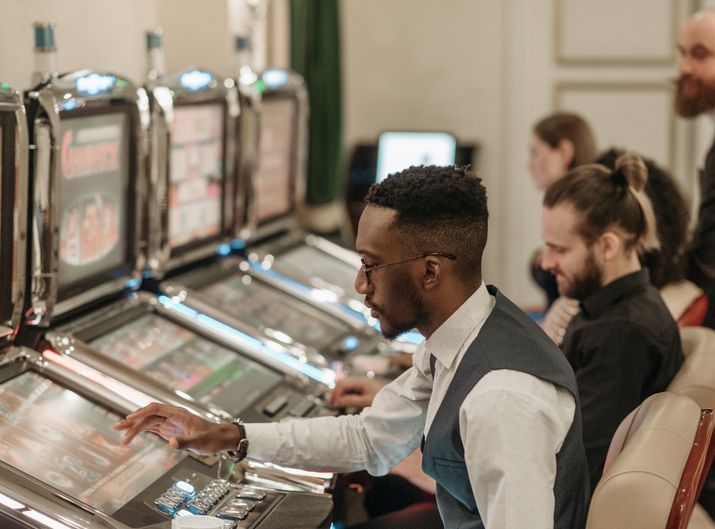 Online Casino: Spielautomaten und Live-Spiele im Überblick