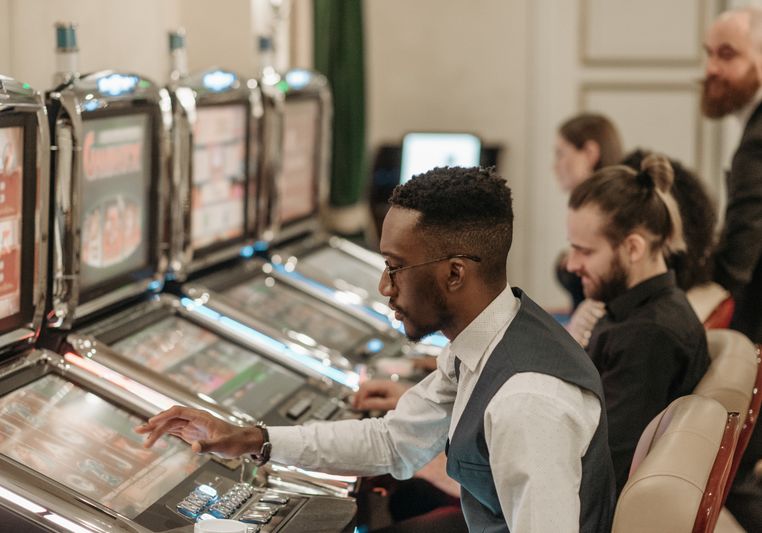 Online Casino: Spielautomaten und Live-Spiele im Überblick