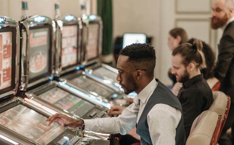Online Casino: Spielautomaten und Live-Spiele im Überblick