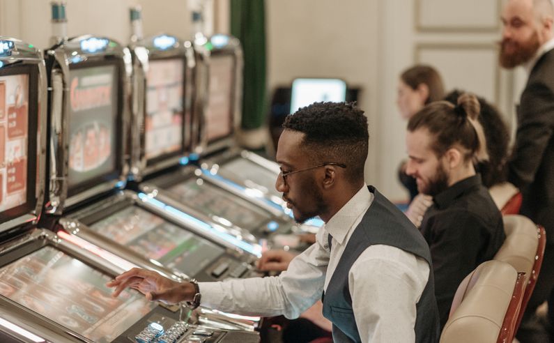 Online Casino: Spielautomaten und Live-Spiele im Überblick
