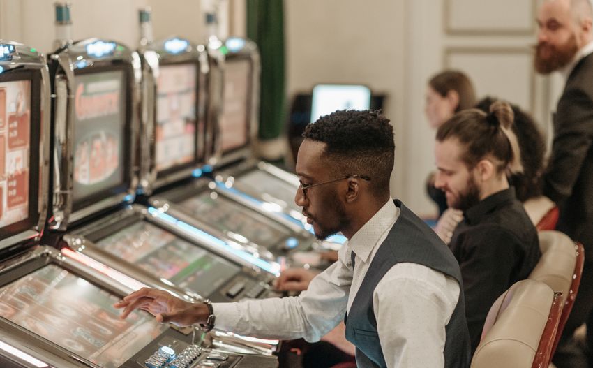 Online Casino: Spielautomaten und Live-Spiele im Überblick