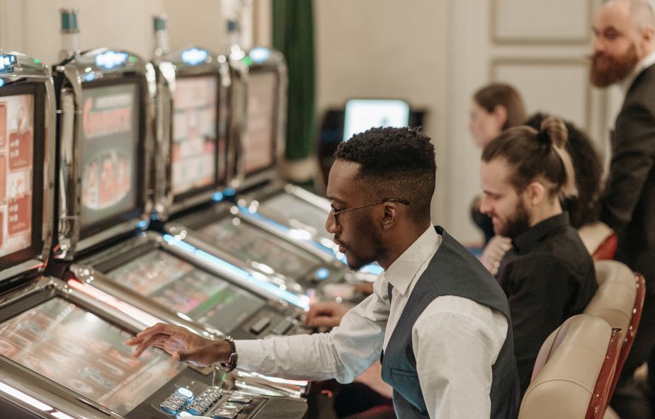 Online Casino: Spielautomaten und Live-Spiele im Überblick