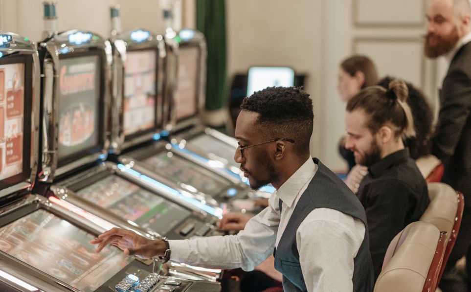 Online Casino: Spielautomaten und Live-Spiele im Überblick