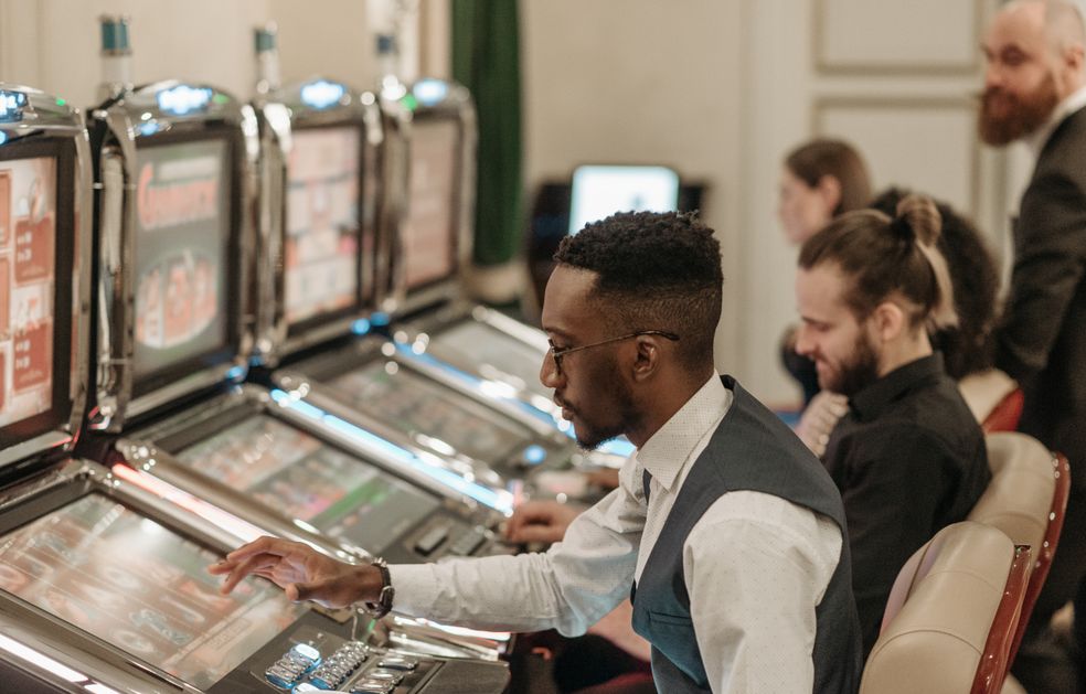 Online Casino: Spielautomaten und Live-Spiele im Überblick
