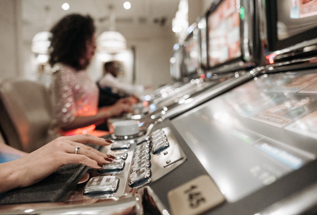 Online Casino: Spielautomaten und Live-Spiele im Überblick
