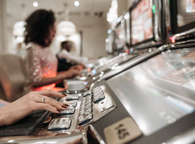 Online Casino: Spielautomaten und Live-Spiele im Überblick