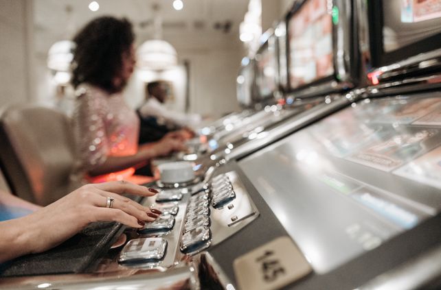 Online Casino: Spielautomaten und Live-Spiele im Überblick
