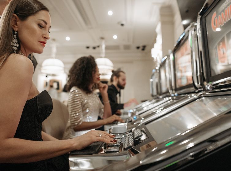 Online Casino: Spielautomaten und Live-Spiele im Überblick