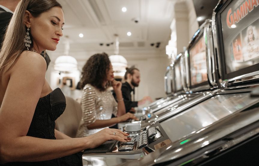 Online Casino: Spielautomaten und Live-Spiele im Überblick