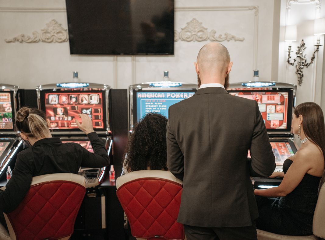 Online Casino: Spielautomaten und Live-Spiele im Überblick