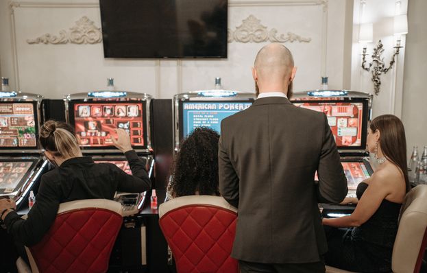 Online Casino: Spielautomaten und Live-Spiele im Überblick