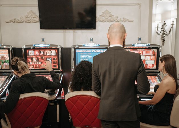 Online Casino: Spielautomaten und Live-Spiele im Überblick