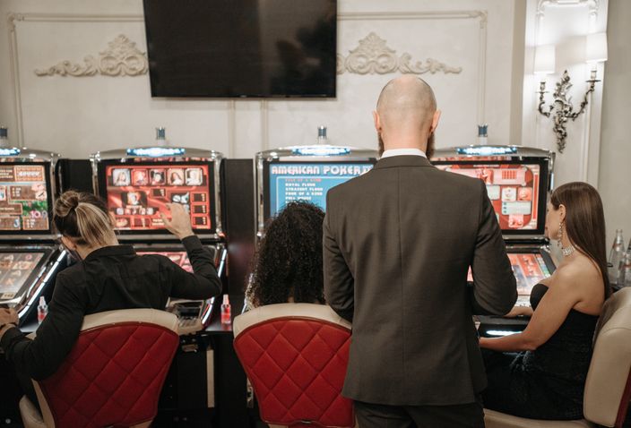 Online Casino: Spielautomaten und Live-Spiele im Überblick