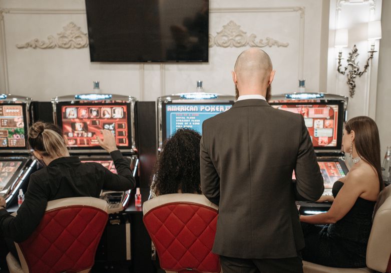 Online Casino: Spielautomaten und Live-Spiele im Überblick